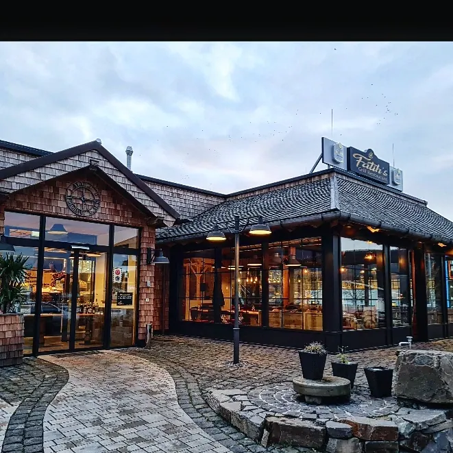 Das Holzhaus von Fatih's Grill Restaurant in Lahnstein in der Dämmerung