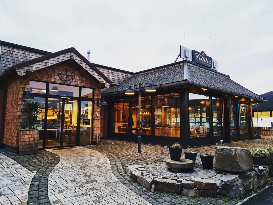 Fatih's Grill Restaurant in Nieder-Lahnstein von außen, mit Vorplatz