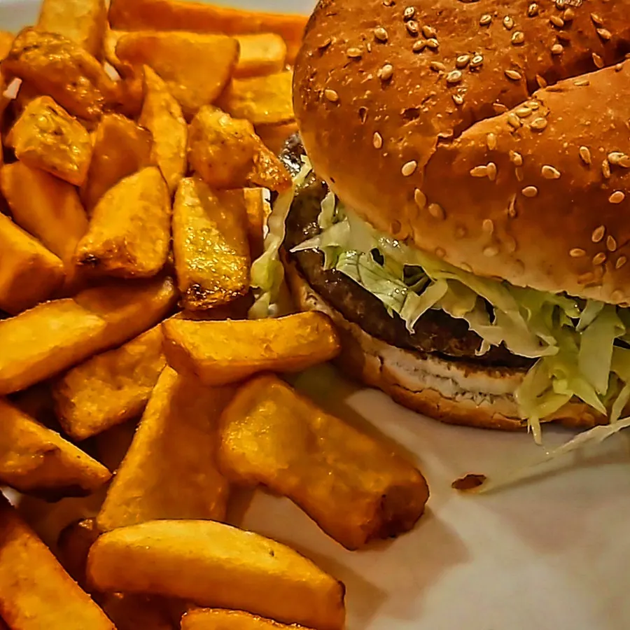 Burger mit Kartoffelspalten