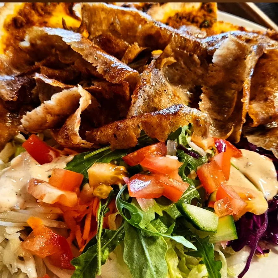 Dönerteller mit Salat und Sauce
