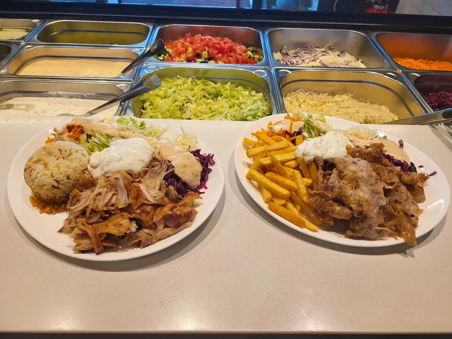 Zwei Dönerteller vor der Salatvitrine