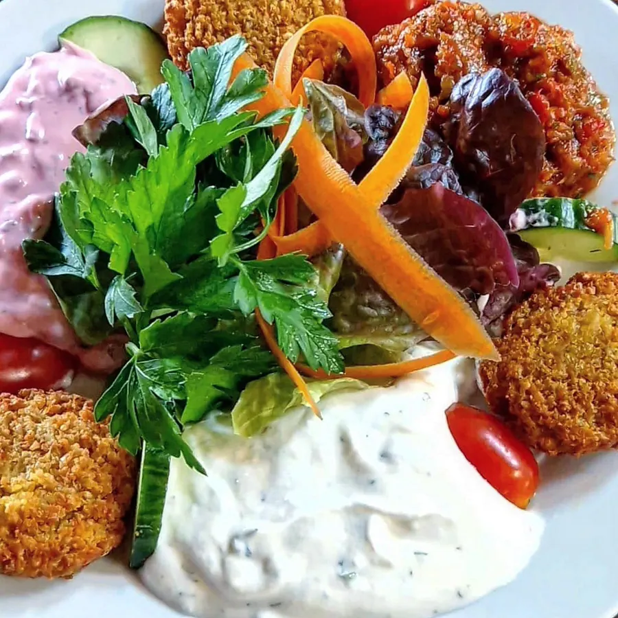Falafelteller mit Joghurt und Salat