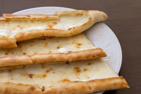 Pide mit Käse auf dem Teller