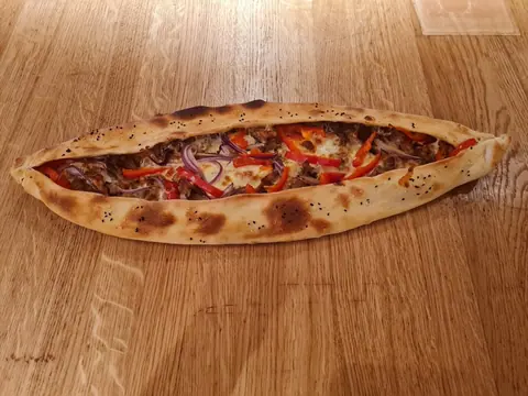 Pide mit Hackfleisch und Paprika