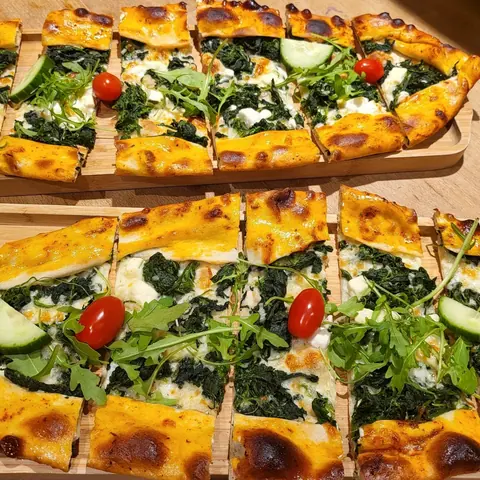 Pide mit Spinat, Käse und Kirschtomaten