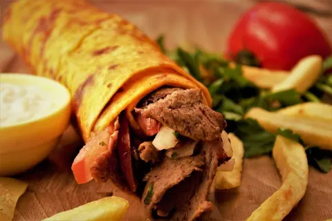 Dönerrolle mit Fleisch und Pommes