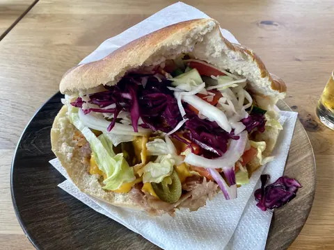 Döner im Fladenbrot mit Rotkraut, Jalapeños und Käse