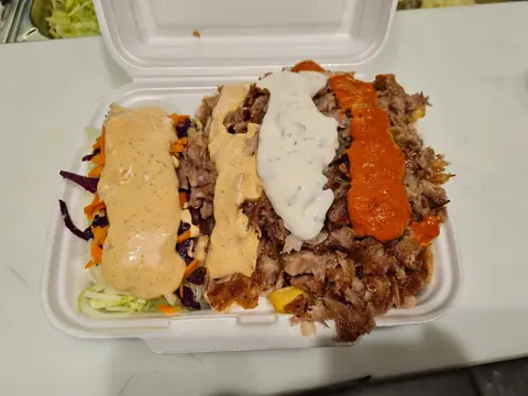 Döner mit drei Saucen in einer Box
