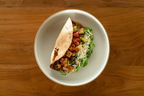 Fladenbrot-Tasche gefüllt mit frischem Salat