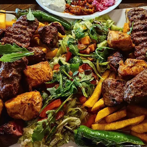 Große Grillplatte mit Hähnchen, Lamm, Köfte und Pommes