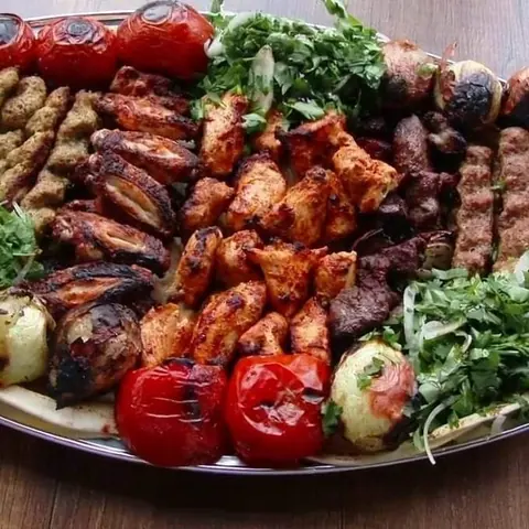 Große Grillplatte mit Flügeln, Spießen und Adana