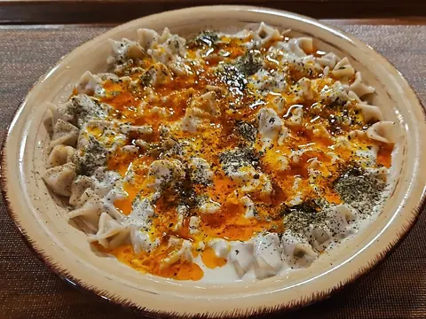 Mantı mit Joghurt und Paprikabutter