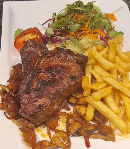 Steak mit Zwiebeln, Champignons und Pommes