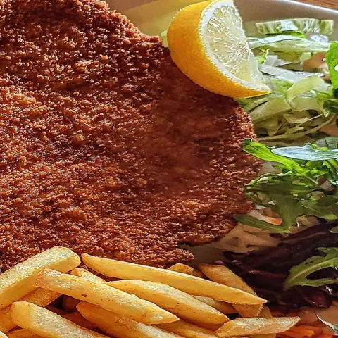 Schnitzel mit Zitrone, Pommes und Salat