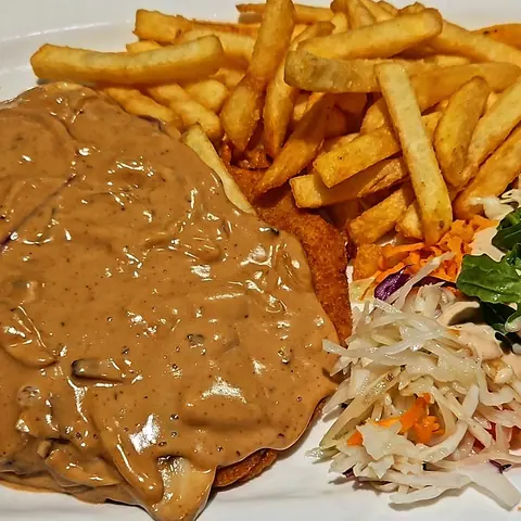 Jägerschnitzel mit Pommes und Krautsalat