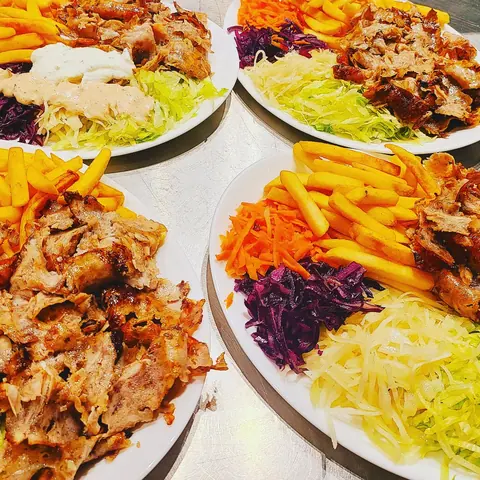 Dönerteller mit Pommes, Rotkraut und Krautsalat