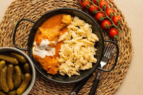 Schnitzel mit Paprikasauce und Spätzle in einer Pfanne