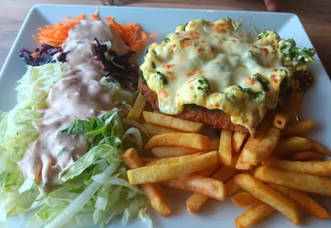 Überbackenes Schnitzel mit Brokkoli und Sauce Hollandaise