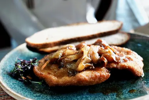 Schnitzel mit Champignons und Zwiebeln