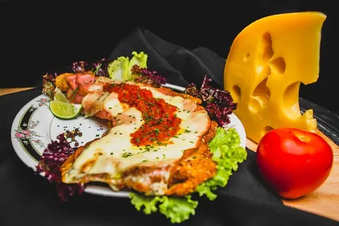 Schnitzel mit Käse überbacken und Tomatensauce