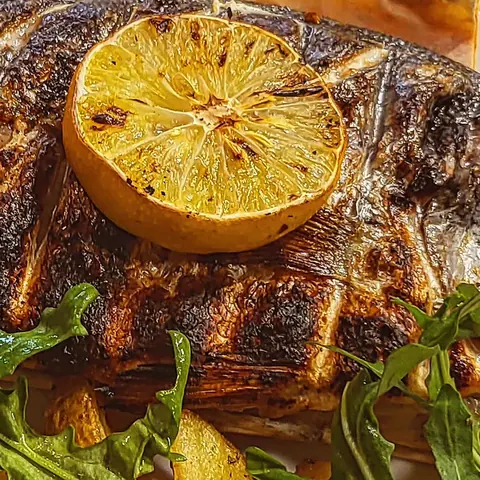 Gegrillte Dorade mit gegrillter Zitrone