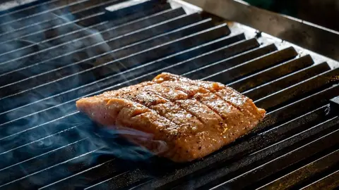 Lachsfilet auf dem Grillrost