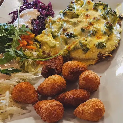 Überbackenes Gericht mit Brokkoli, Sauce Hollandaise und Kroketten