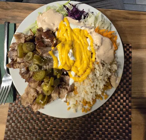Döner mit Jalapeños und Käsesauce