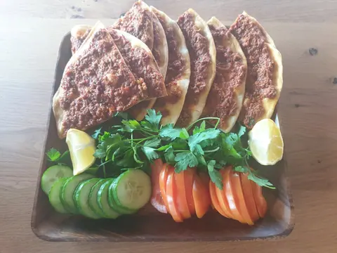 Gefaltetes Lahmacun mit Gurke und Tomate