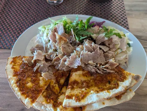 Lahmacun mit Döner und Salat