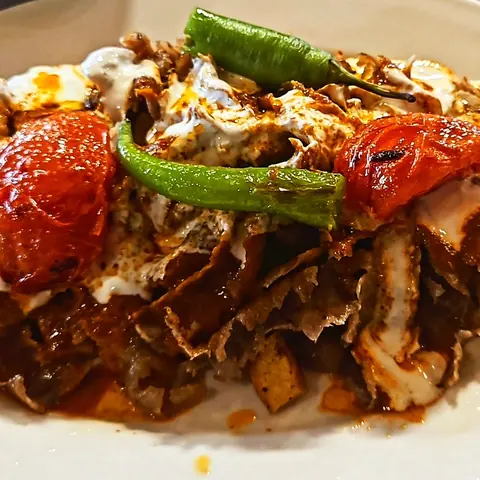 Iskender mit Joghurt, Tomate und Peperoni