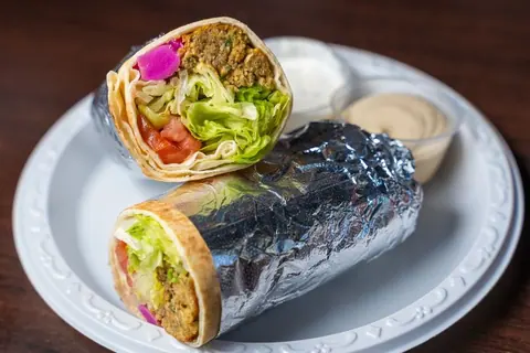 Falafel-Wraps mit frischem Gemüse und Dip