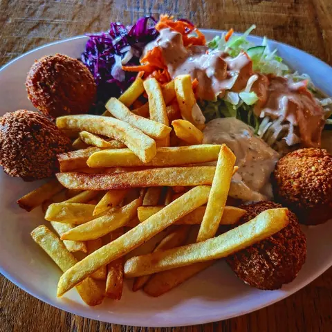 Falafelteller mit Pommes und Salat