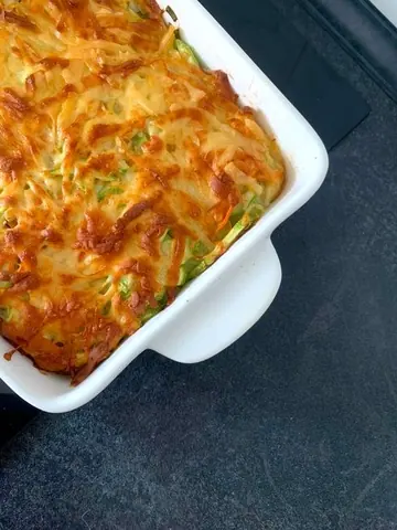 Überbackener Auflauf mit Käse in der Form
