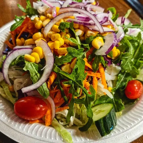 Gemischter Salat mit Mais und Kirschtomaten