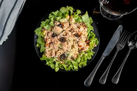 Salat mit Thunfisch, roten Zwiebeln und schwarzen Oliven