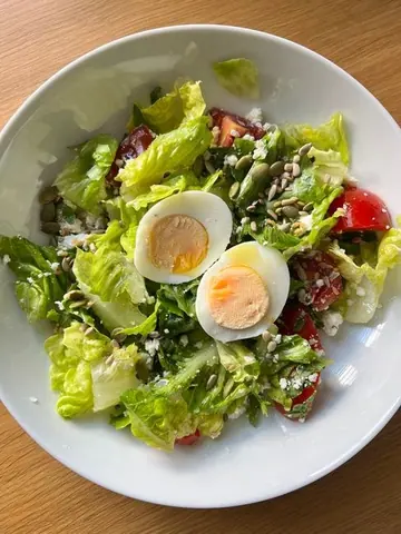 Grüner Salat mit Ei und Tomaten