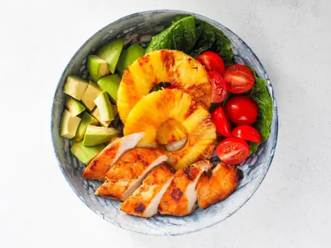Salat mit Ananas, Hähnchen und Tomaten