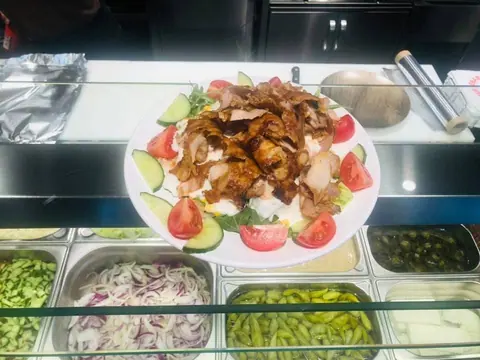 Salatteller mit Dönerfleisch, Tomaten und Gurken