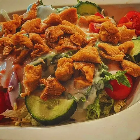 Salat mit Hähnchenstreifen