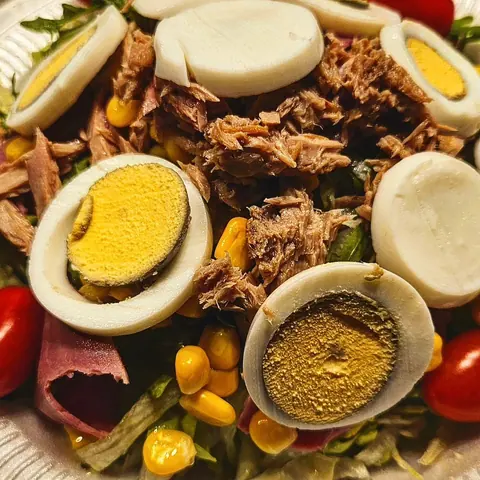 Salat mit Ei, Thunfisch, Schinken, Mais und Käse