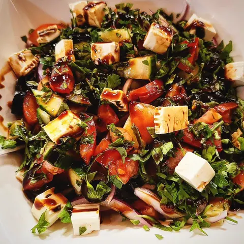 Bauernsalat mit Weichkäse, Tomaten und Petersilie