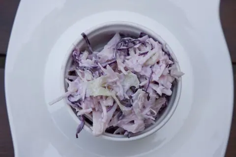 Krautsalat aus Rotkohl und Weißkohl in einer Schale