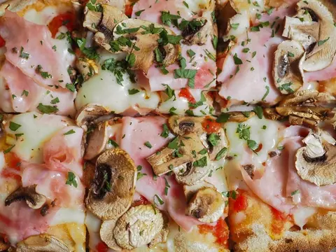 Pizza mit Schinken und Champignons