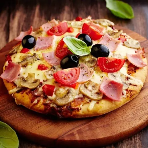 Pizza mit Schinken, Champignons und Oliven