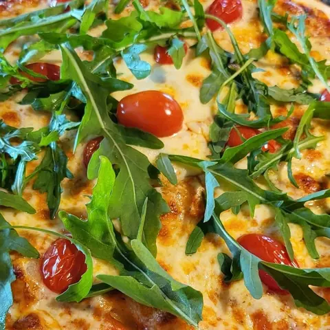 Pizza mit Rucola und Kirschtomaten