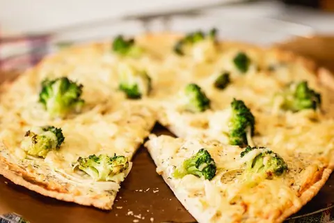 Pizza mit Brokkoli und Käse