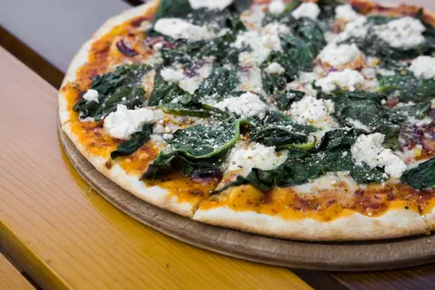 Pizza mit Spinat und Weichkäse
