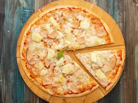 Pizza mit Schinken und Ananas
