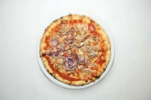 Pizza mit Thunfisch und roten Zwiebeln
